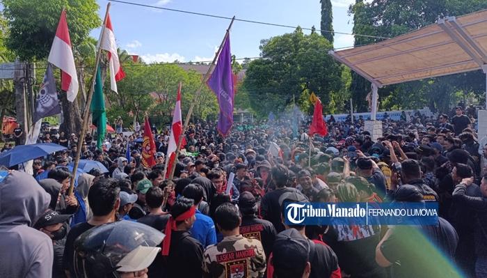 Nyaris Chaos, Pendemo di DPRD Sulawesi Utara Bersikeras Masuk ke Gedung Deprov