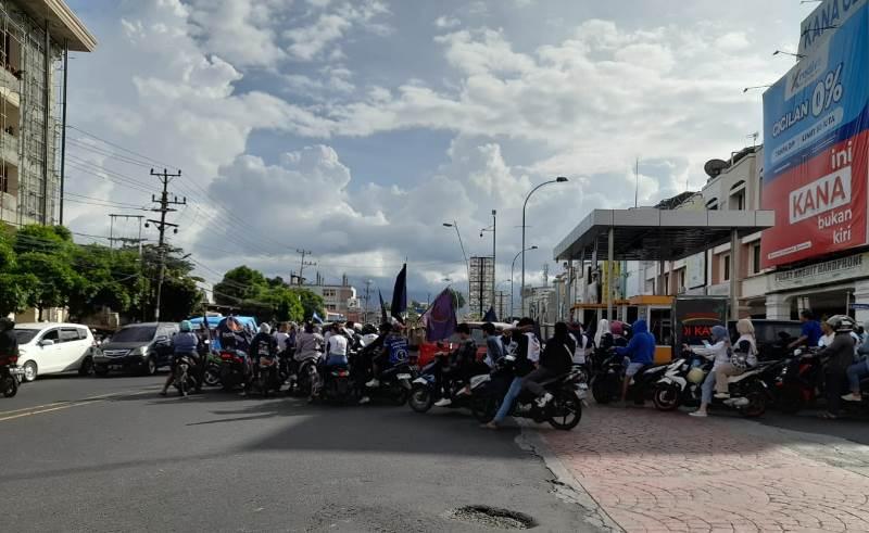 Pendukung Prabowo Subianto dan Anies Baswedan Ketemu di Jalan Pierre Tendean Manado Sulawesi Utara