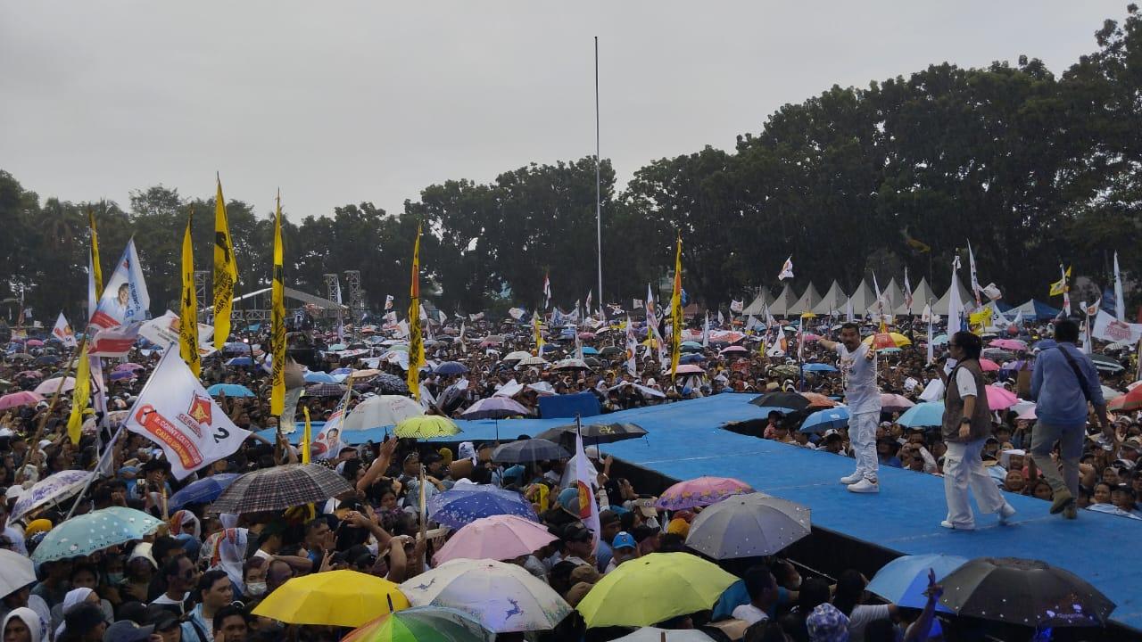 Massa-pendukung-rela-kehujanan-demi-menunggu-kedatangan-Capres-nomor-urut-2llo.jpg