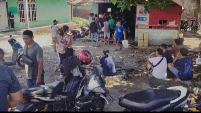 Masyarakat-Sitaro-yang-antri-di-depan-agen-penjualan-BBM.jpg