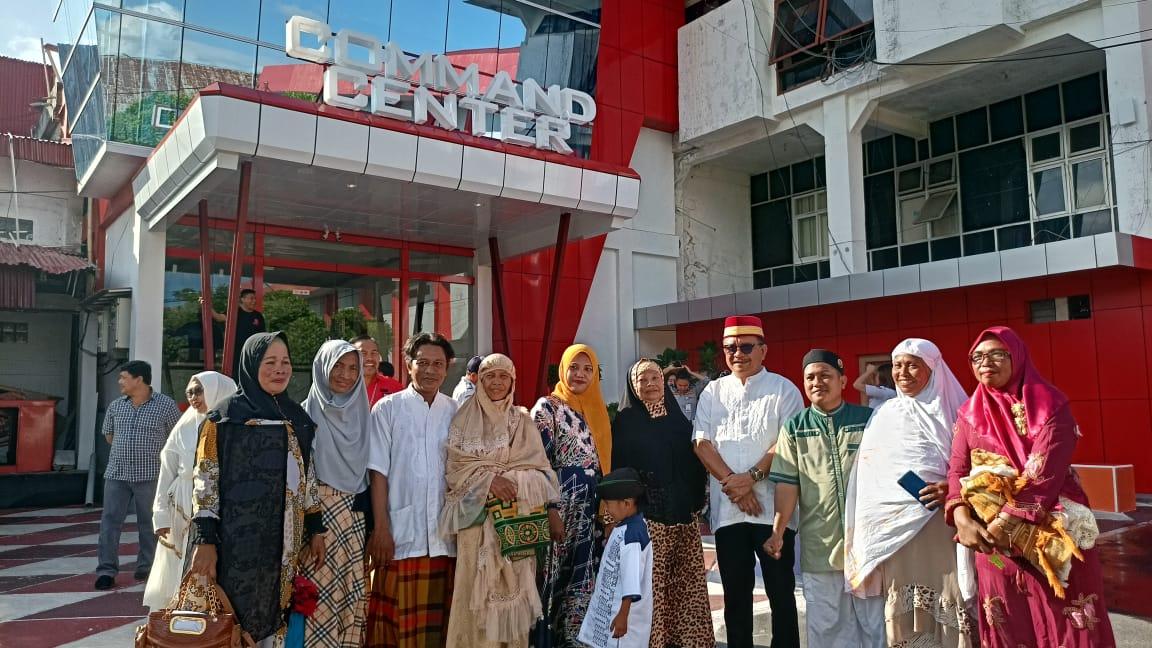 Selain Ikut Sholat Idul Adha, Maurits Mantiri Beri Hewan Kurban untuk Masjid di Bitung