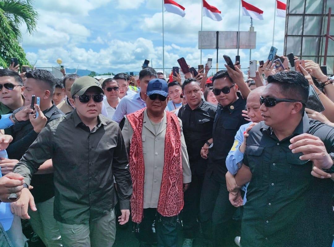Mayor Teddy Curi Perhatian Kaum Hawa saat Kawal Prabowo Subianto di Langowan Minahasa Sulawesi Utara