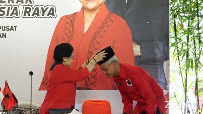Megawati-memakaikan-peci-hitam-untuk-Ganjar-Pranowo-Capres-2024-dari-PDI-P.jpg