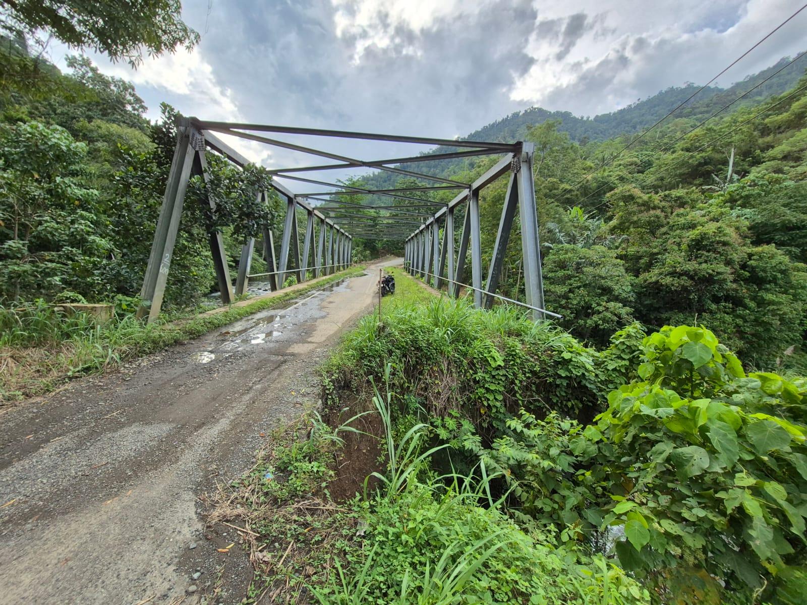 Jalur Lolak - Dumoga Bolmong Sulawesi Utara Memprihatinkan, Ada Jalan Tinggal Separuh 