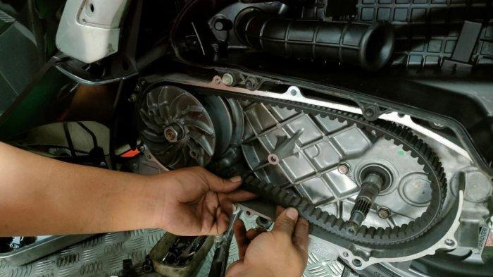 Menjaga-drive-belt-bekerja-sesuai-fungsinya-membuat-berkendara-sepeda-motor-Honda-tetap-aman.jpg