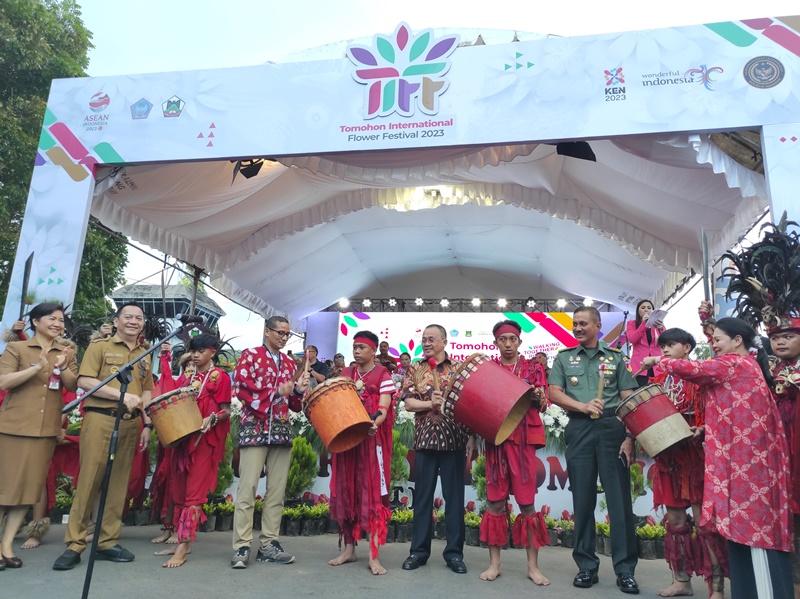 Menparekraf-RI-Sandiaga-Salahuddin-Uno-membuka-Tomohon-International-Flower.jpg