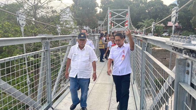Menteri-PUPR-Basuki-Hadimoeljono-resmian-jembatan-Gantung-Merdeka-di-Bitung.jpg