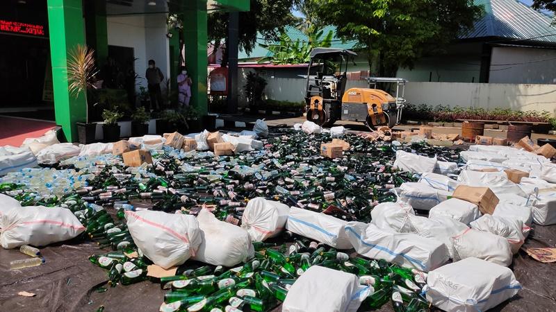 Minuman-keras-yang-dimusnahkan-oleh-Kejari-Manado-fgjfgjfjfgj.jpg
