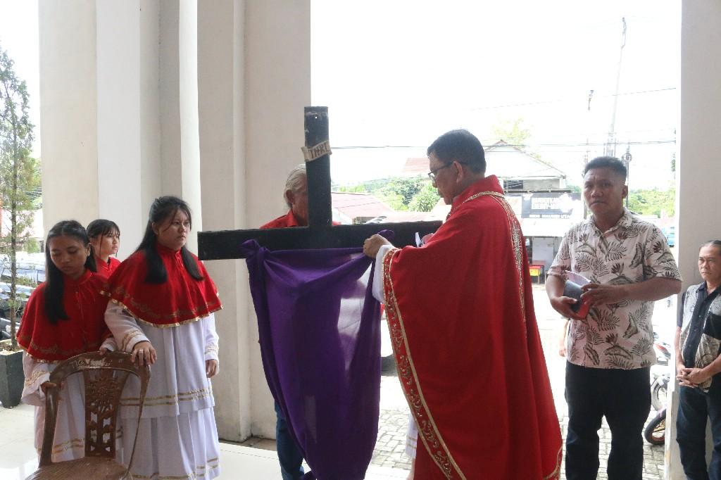 Misa-penghormatan-salib-Jumat-Agung-di-Stasi-Santo-Fransiskus-Xaverius-Maumbi0.jpg