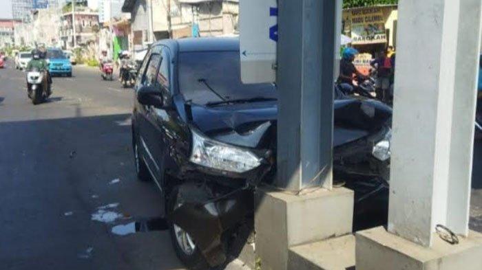 Mobil-Avanza-menabrak-tiang-JPO-Wonokromo-akibat-kecelakaan-ini-satu-penumpang-tewas.jpg