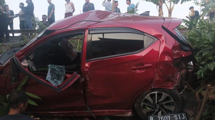 Mobil-Honda-Brio-merah-tertabrak-kereta-api-di-Kampung-Baru-atau-sekitar-kampus-Unila.jpg