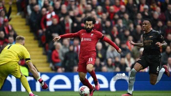 Mohamed-Salah-Tengah-berlari-untuk-menembak-melebar-ke-arah-kiper-Inggris-Arsenal.jpg