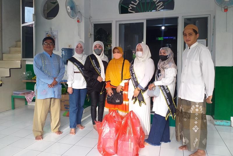 Berbagi Hal Positif, Ms Glow Sulut Bagi-bagi Takjil di Kota Manado