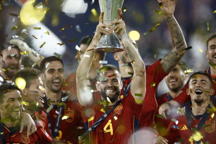 Nacho-Fernandez-mengangkat-trofi-juara-UEFA-Nations-League-2022-2023.jpg