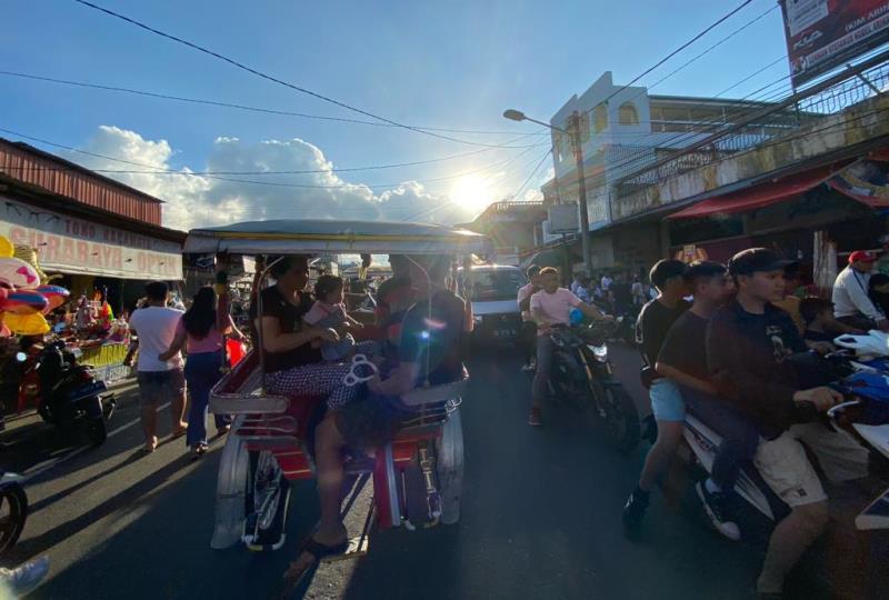 Natal-25-Desember-2023-warga-Kecamatan-Langowan-Minahasa-Sulawesi-Utara-lakukan-tradisi-pasiar.jpg