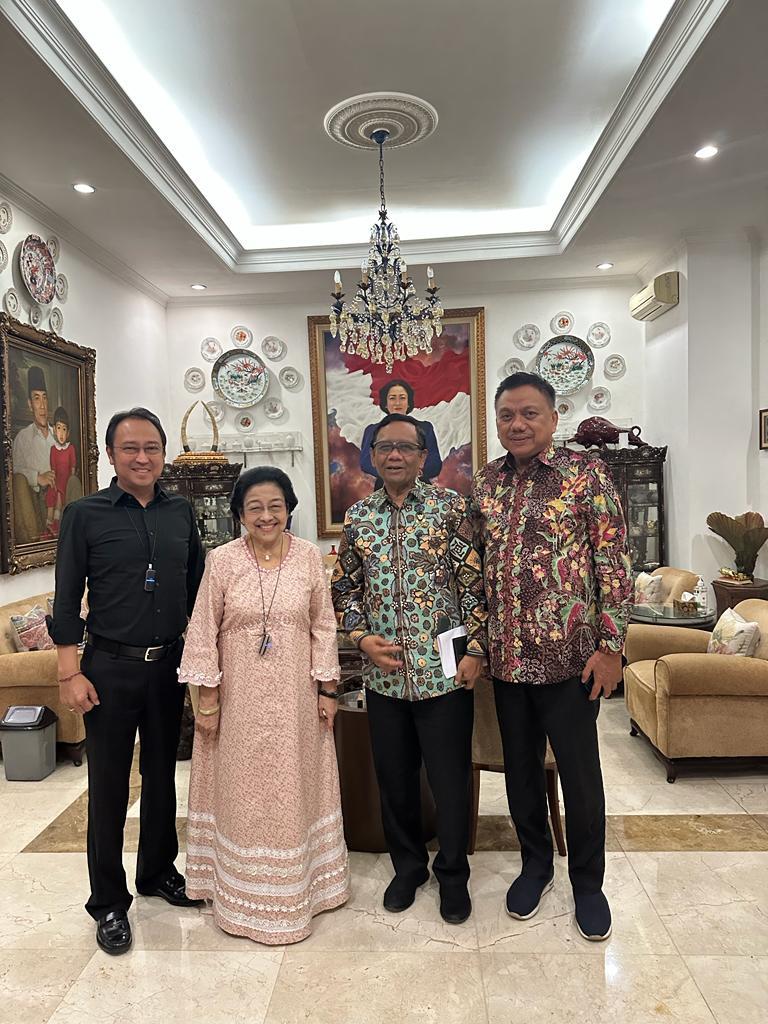 Olly-foto-bersama-Megawati-Mahfud-MD-dan-Prananda-Prabowohdfhfgh.jpg