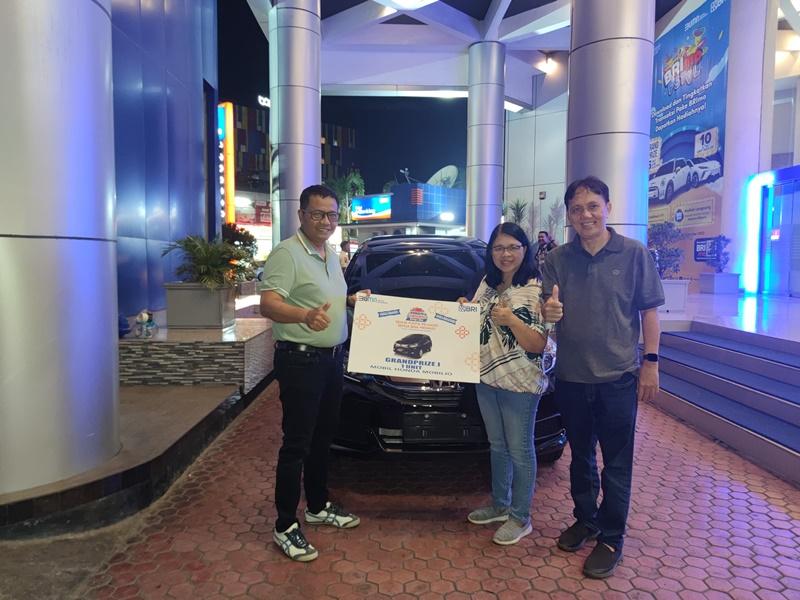 Purwanto Serahkan Hadiah Mobil kepada Pemenang Undian Simpedes 2023 BRI Manado Sulawesi Utara