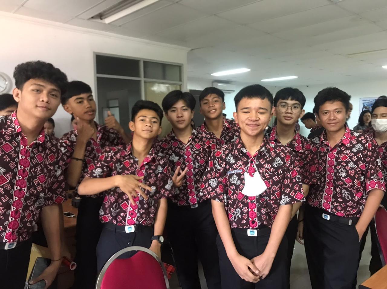 Orelio-Koroh-dan-rekan-rekannya-Siswa-SMA-Negeri-3-Tondano.jpg