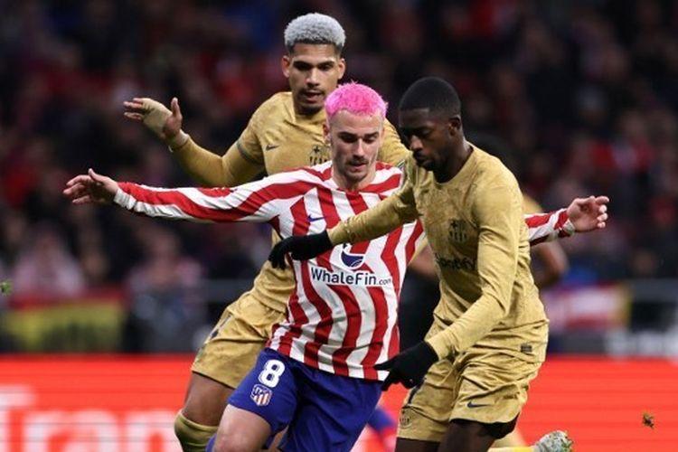 Ousmane-Dembele-kanan-dan-Ronald-Araujo-belakang-berebut-bola-dengan-Antoine-Griezmann.jpg