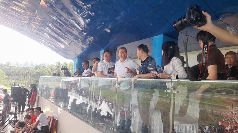 Tinjau Pacuan Kuda Piala Walikota Manado, Andrei Angouw Terlihat Bercanda dengan Tamu