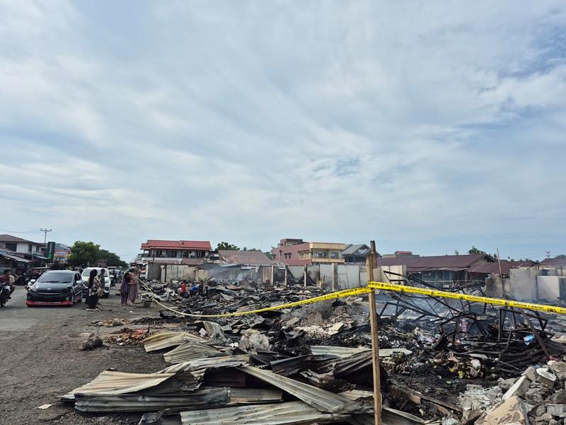 PASAR-LOLAK-TERBAKAR-Puing-puing-sisa-kebakaran-di-Pasar-Lolaklo909.jpg