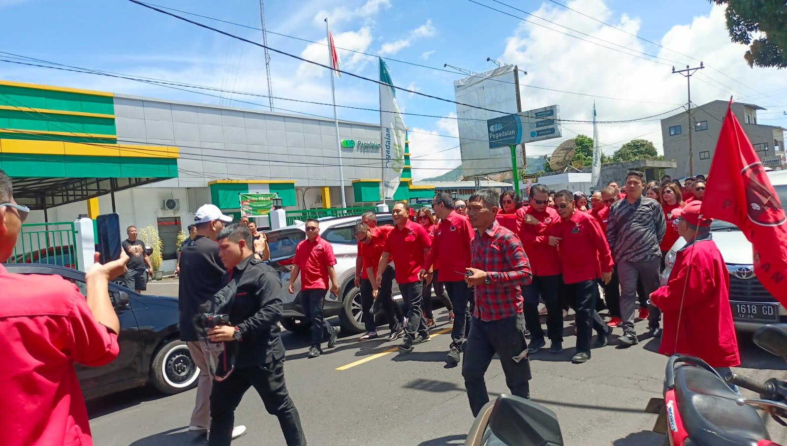 BREAKING NEWS Daftar Bacaleg, PDIP Tomohon Jalan Kaki Menuju KPU