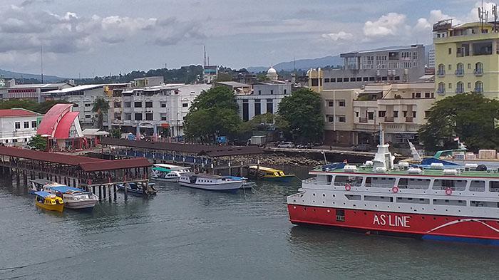 PELABUHAN-Pelabuhan-Manado-dari-Jembatan-Soekarno.jpg