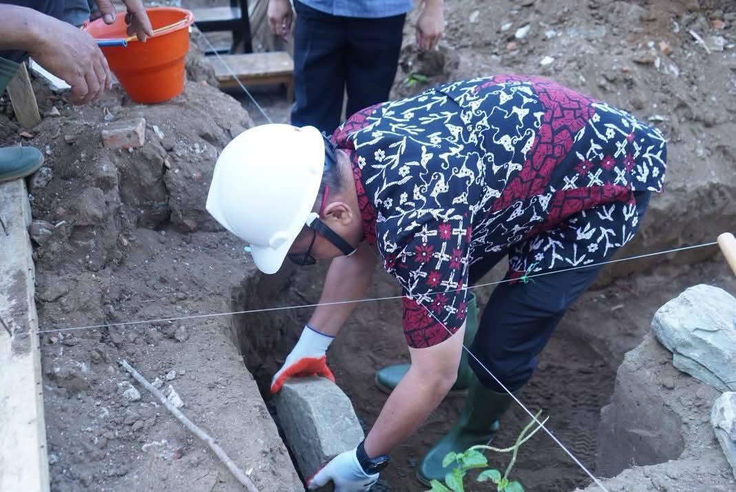 Bupati Sirajudin Lasena Letakan Batu Pertama Rehabilitasi Gedung SDN 9 Kaidipang Boltara - Tribunmanado.co.id
