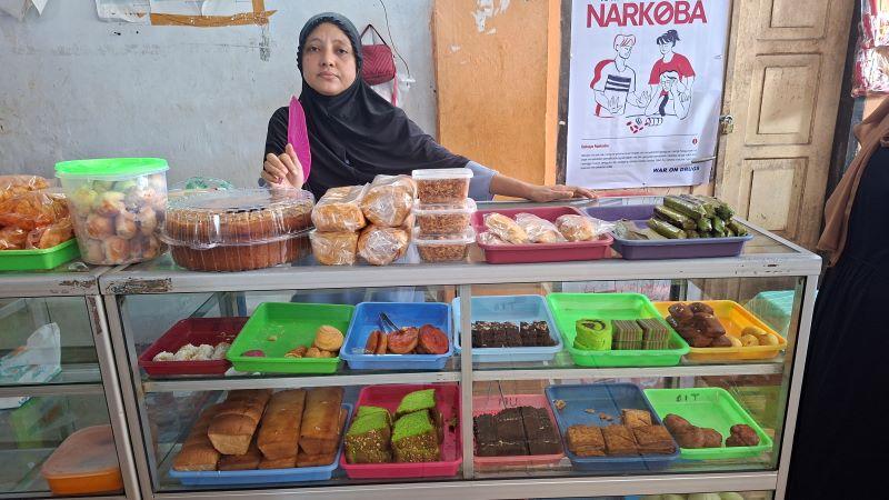 PENJUAL-KUE-Penjual-kue-basah-di-Pasar-Towoe-Kepulauan-Sangihe.jpg