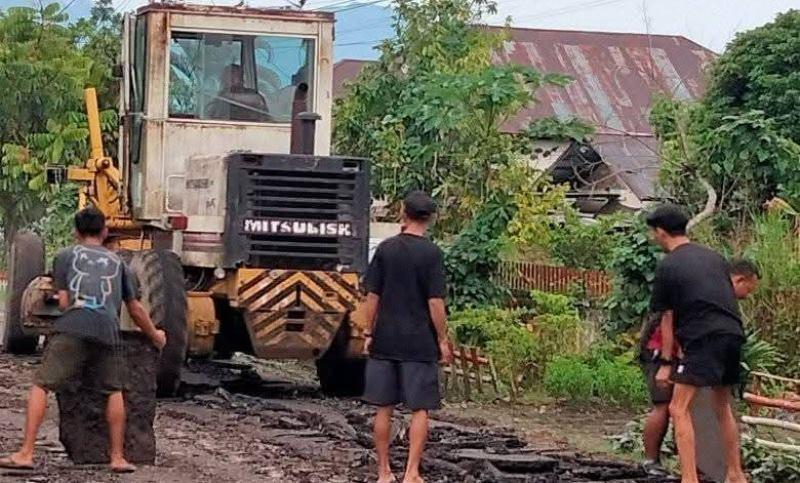 PERBAIKAN-Alat-berat-yang-mulai-melakukan-perbaikan-di-ruas-jalan-Desa-Tungoi-Satu90.jpg