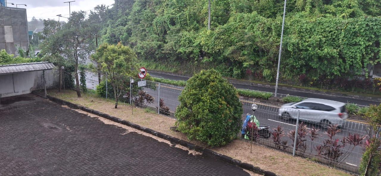 PERINGATAN-DINI-Hujan-ringan-di-Jalan-AA-Maramis-Kelurahan-Kairagi-2lo08.jpg
