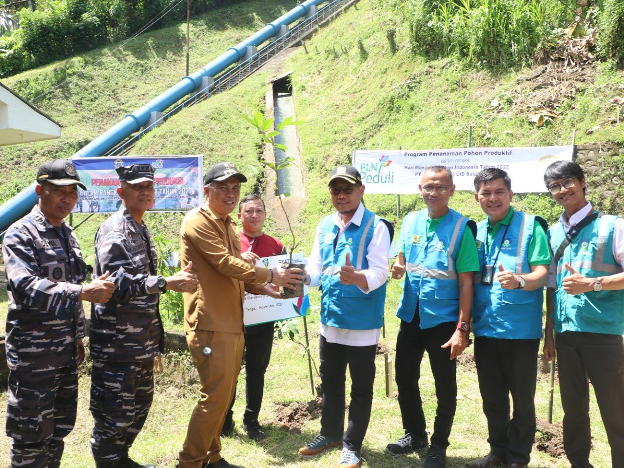 PLN Tanam 18.500 Pohon Mangrove dan 16.500 Pohon Produktif Tersebar di 3 Provinsi