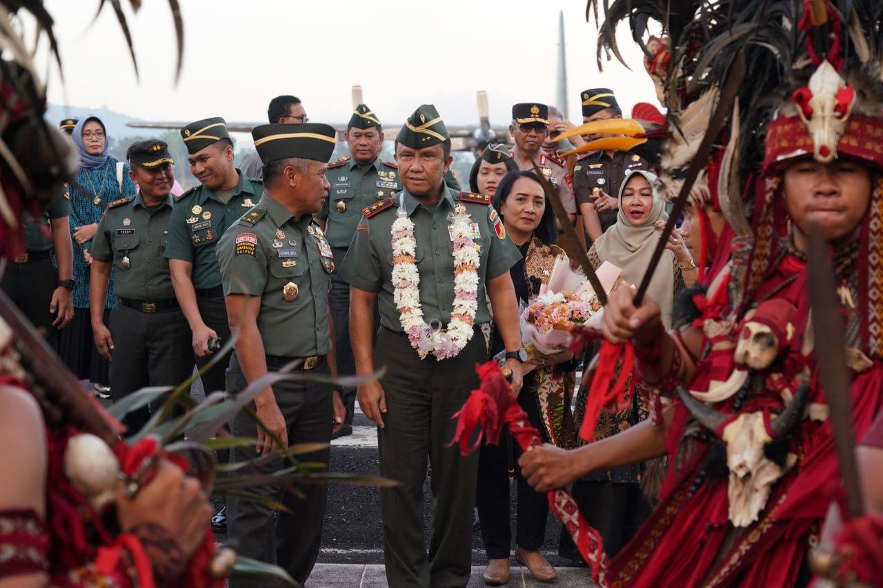 Pangdam XIII/Merdeka Mayjen TNI Legowo WR Jatmiko Tiba di Manado Sulawesi Utara