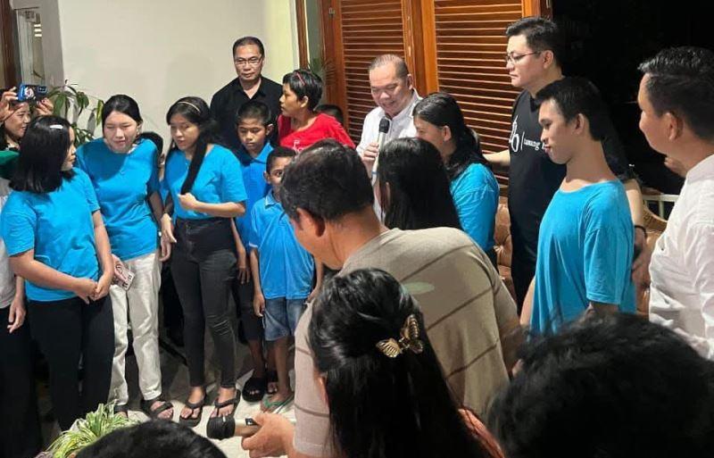 Paslon Cagub Sulut Elly Lasut - Hanny Pajouw Berbagi dengan Anak-Anak Disabilitas