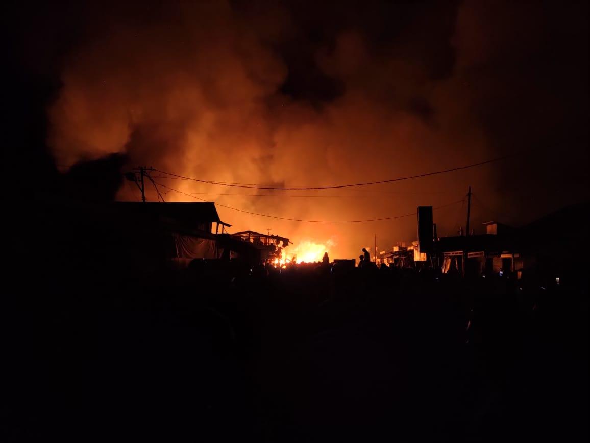 Breaking News - Pasar Lolak Bolmong Sulut Terbakar, Damkar Sudah Bolak Balik Tapi Api Belum Padam