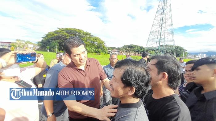 Pastor-Andi-Simon-adakan-doa-penyembuhan-terhadap-warga-di-Kawasan-Pohon-Kasih-Mega-Mas-Manado.jpg
