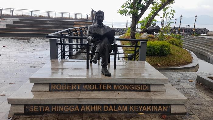 Patung-Pahlawan-Nasional-Sulut-Robert-Wolter-Mongisidi-di-Kawasan-Malalayang-Beach-Walk-MBW-II.jpg