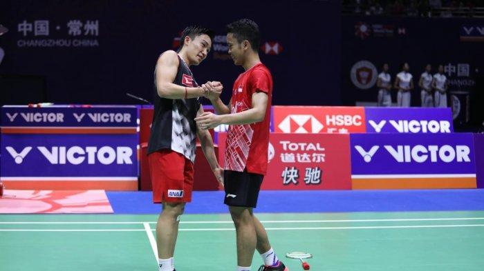 Pebulu-tangkis-tunggal-putra-Indonesia-Anthony-Sinisuka-Ginting-bersalaman-dengan-Kento-Momota.jpg