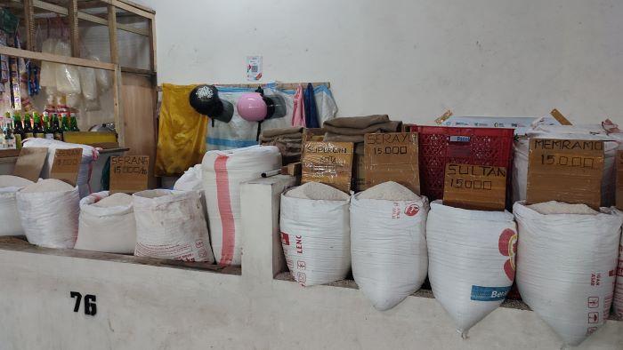 Pedagang-beras-di-Pasar-Bersehati-svdzsd.jpg