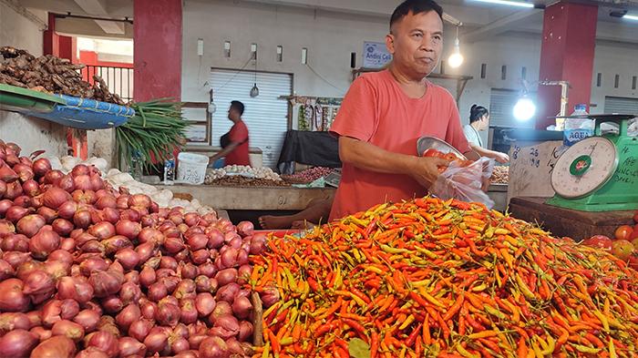 Pedagang-cabai-rawit-sedang-melayani-pembeli-di-Pasar-Bersehati-Manado.jpg
