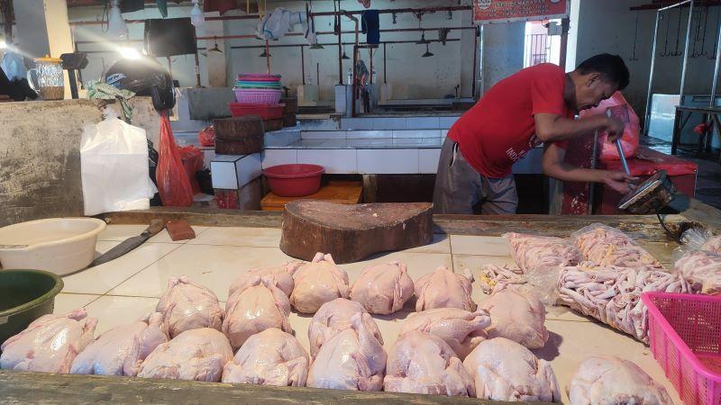 Pembeli Mengeluh, Harga Daging Ayam di Pasar Bersehati Manado Sulawesi Utara Rp 40 Ribu per Kilogram