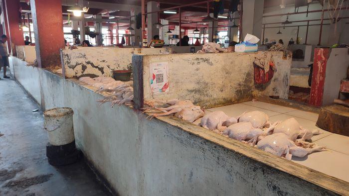 Pedagang-daging-ayam-di-Pasar-Bersehati-Manado-xx.jpg
