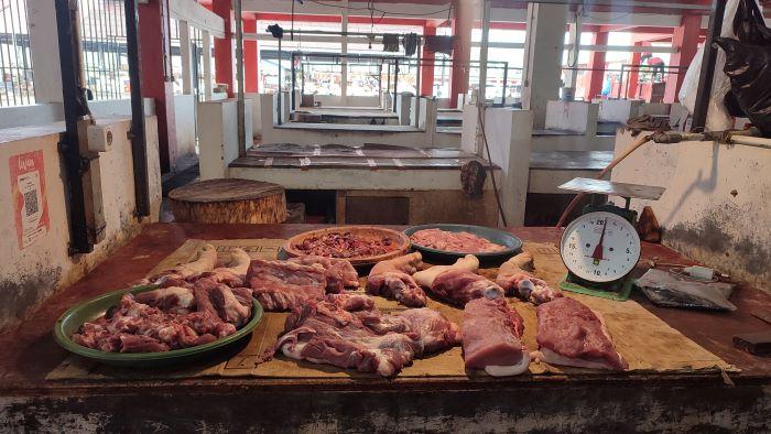 Pedagang-daging-babi-di-Pasar-Bersehati-Manado-xx.jpg
