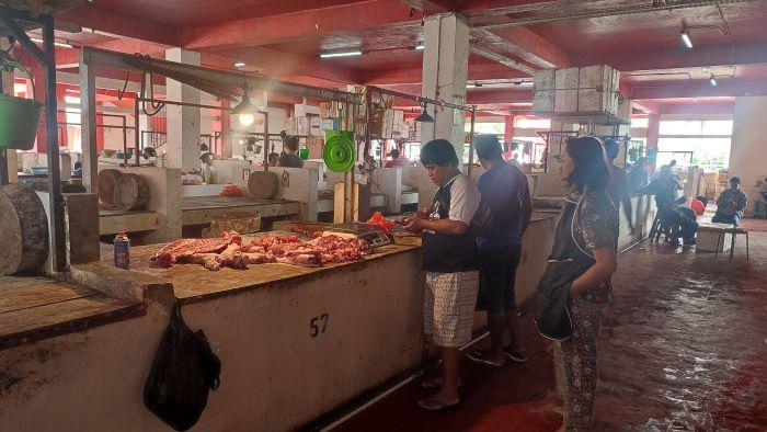 Pedagang-daging-babi-di-Pasar-Bersehati-Manado.jpg