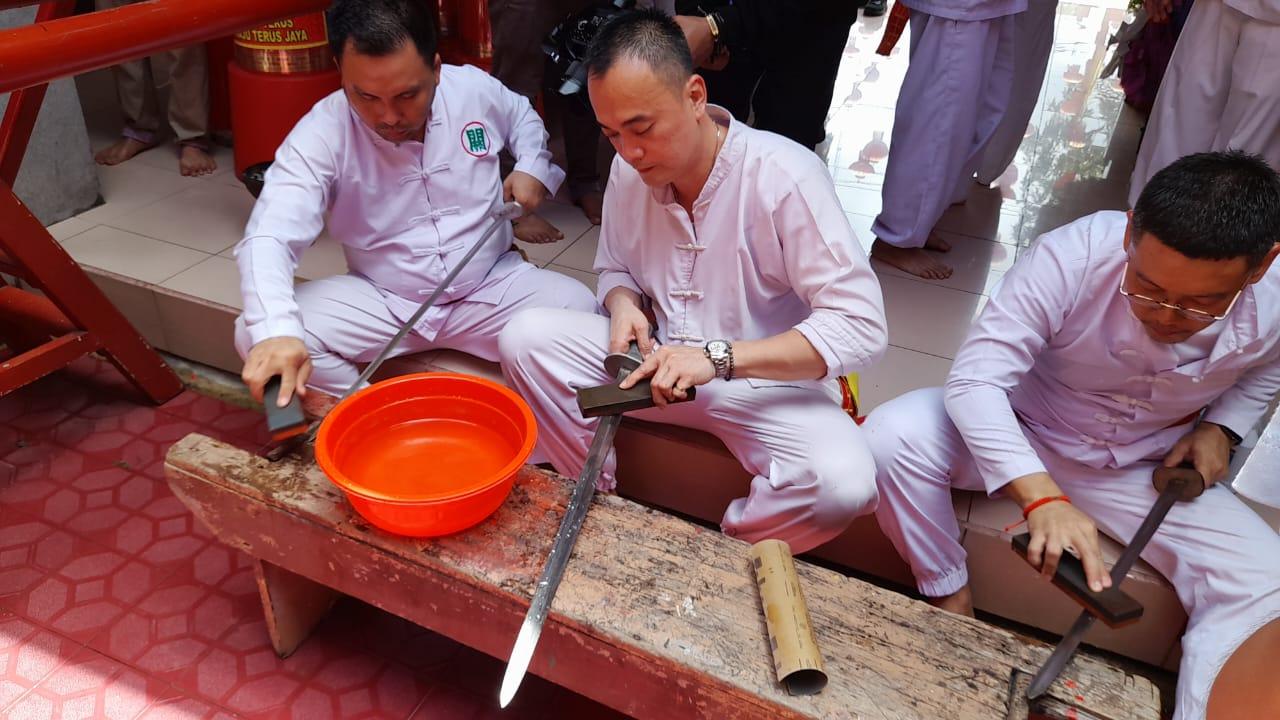 Pedang Tangsin Diasah Dua Hari Jelang Cap Go Meh Manado Sulawesi Utara