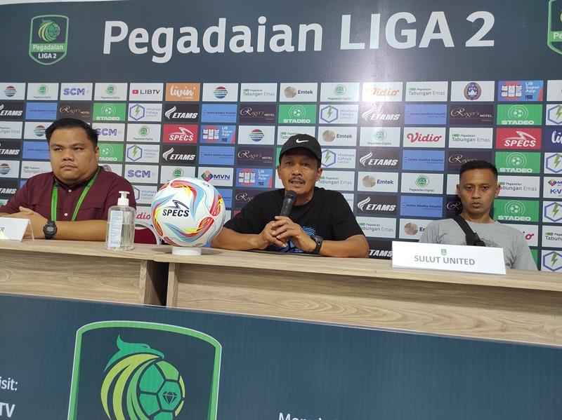 Pelatih-Sulut-United-Jaya-Hartono-dan-Kapten-DirgLJKLKJLJKL.jpg