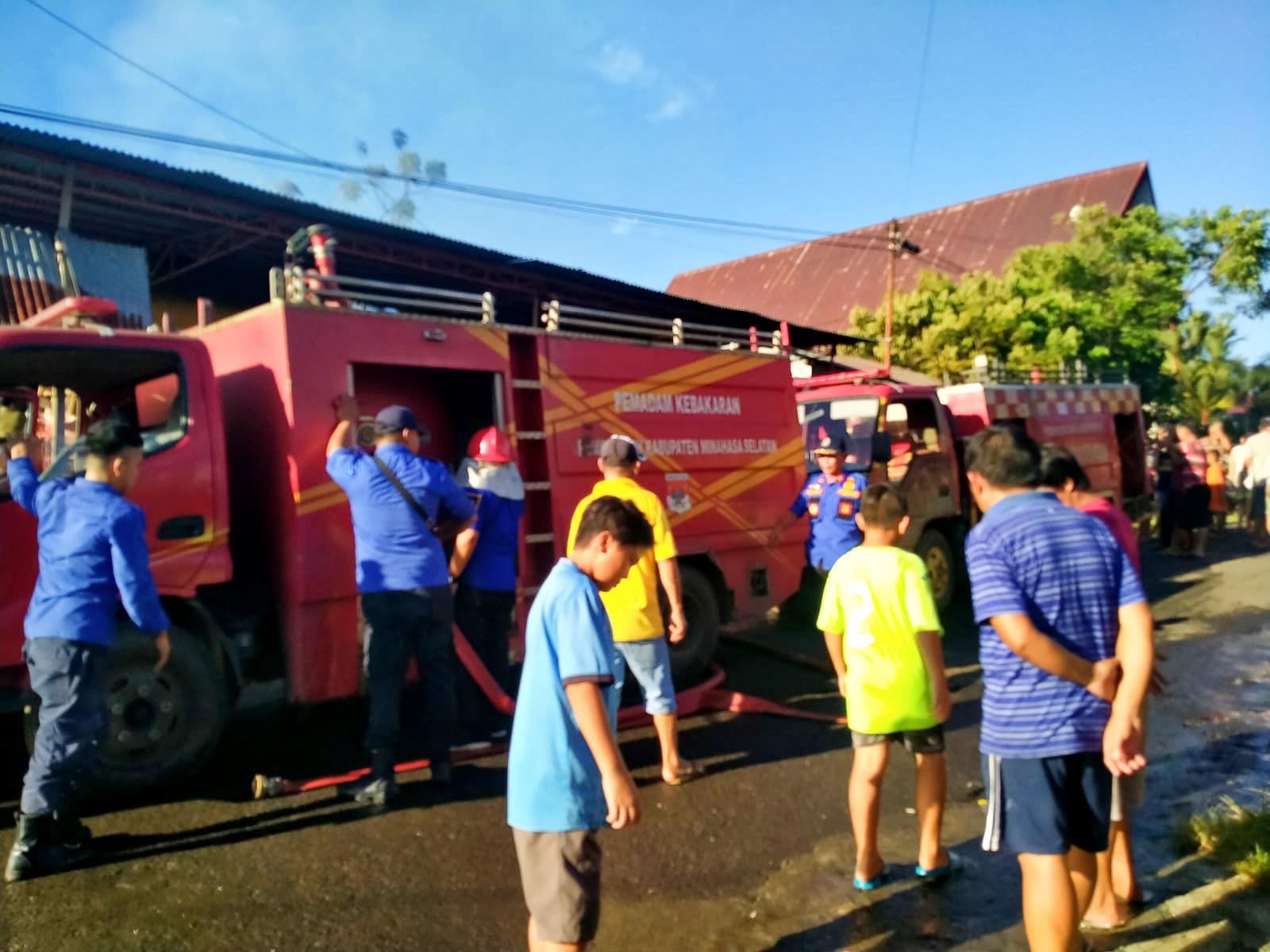 Dinas Damkar dan Penyelamatan Kirim Dua Unit Damkar Padamkan Api di Tenga Minsel