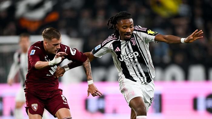 Pemain-Juventus-Kephren-Thuram-berebut-bila-dengan-pemain-Torino.jpg