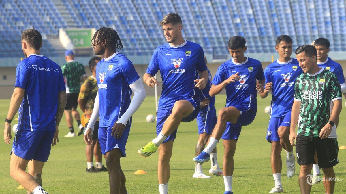 Pemain-Persib-Bandung-melakukan-official-training-jelang-turnamen-pramusim-Piala-Presiden-2024.jpg