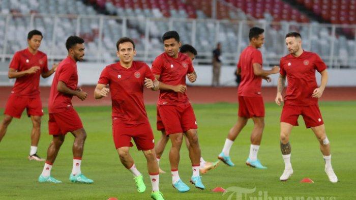 Pemain-Timnas-Indonesia-melakukan-latihan-di-Stadion-Utama-Gelora-Bung-Karno.jpg